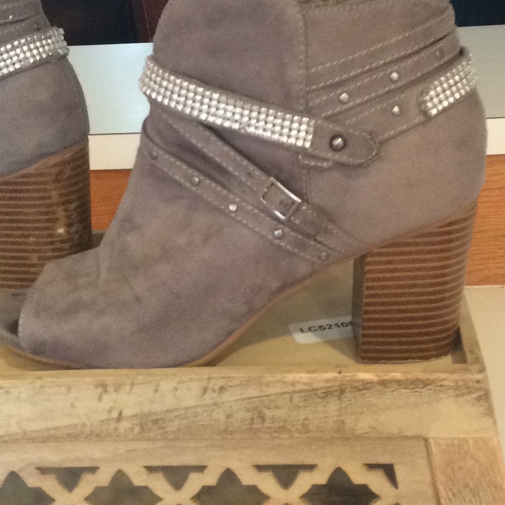 KOHLS BOOTS! - Picture 3 of 8